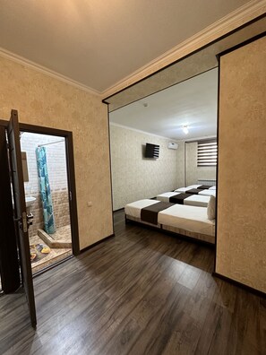 ห้องสแตนดาร์ดสำหรับสี่ท่าน | โต๊ะทำงาน, ผ้าม่านกันแสง, ห้องเก็บเสียง, Wi-Fi ฟรี