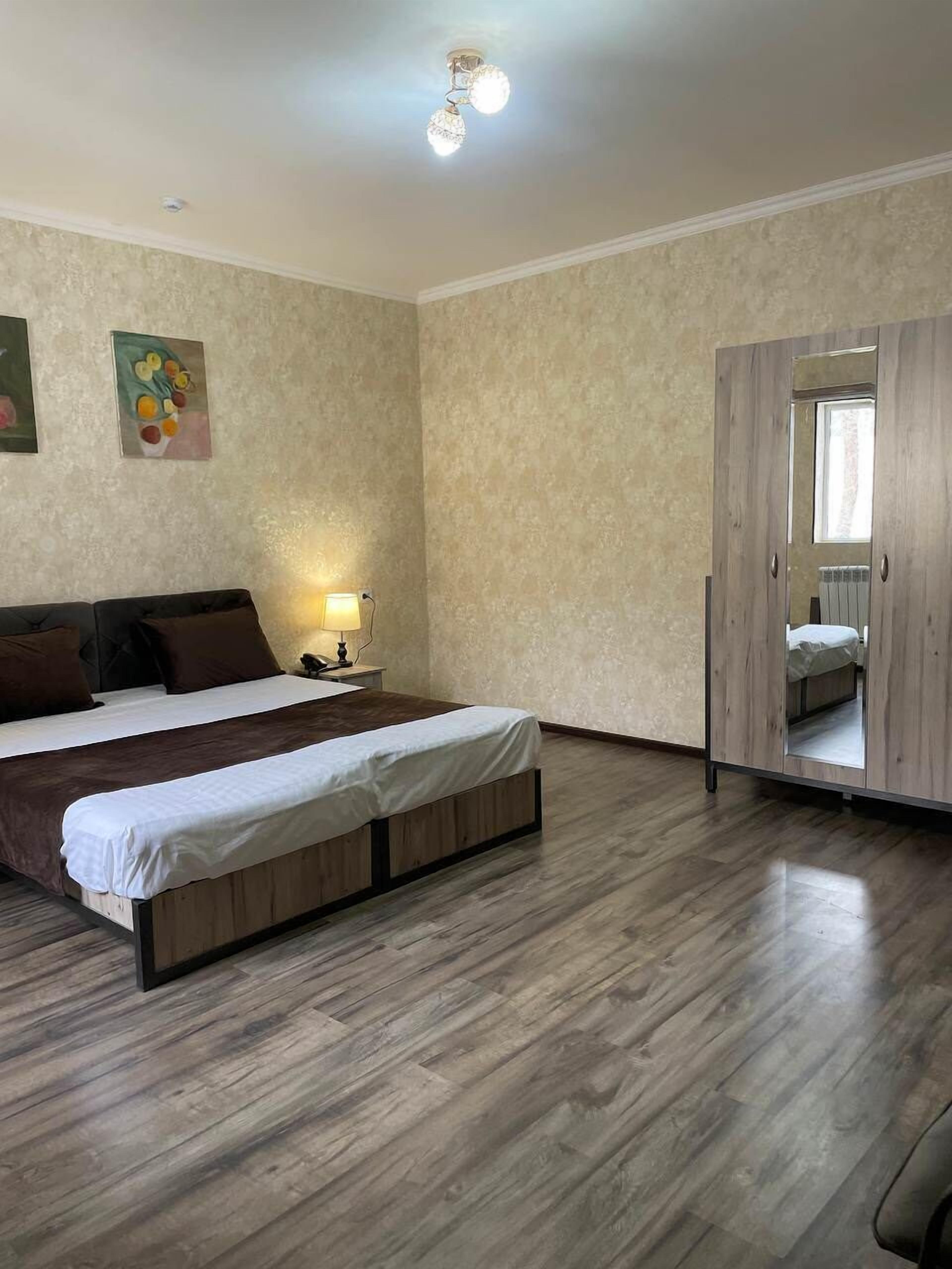 高级双人房 | 办公桌、遮光窗帘、隔音、免费 WiFi