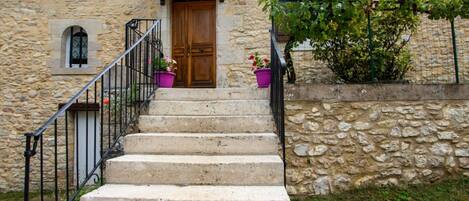 تفاصيل الفندق من الخارج