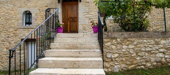 Charming stone house with enclosed garden, Tourtoirac