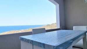 A balcony with a view of the sea, a table, and two chairs. - T2 Apartment in Banyuls, terrace, parking, WIFI (Banyuls-sur-Mer)
