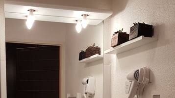 Sèche-cheveux, serviettes fournies, savon, shampoing