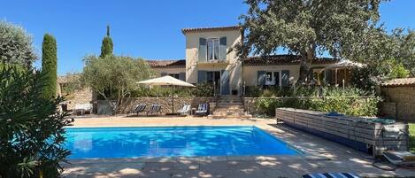 حمّام سباحة خارجي، حمّام سباحة مُدفَّأ