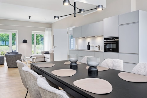 Großzügiges, modernes Ferienapartment an der Ostsee mit Terrasse und zwei Bädern