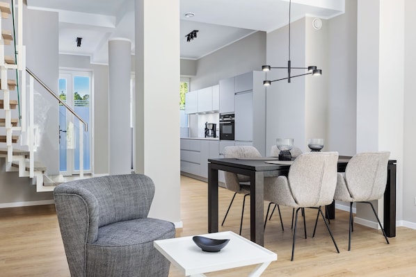 Dining - Tolles Maisonette-apartment in Erster Reihe an der Ostsee mit Terrasse & Balkon! (Ostseebad Binz OT Prora)