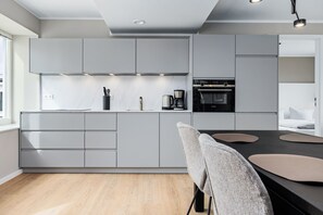 Réfrigérateur, four à micro-ondes, un four, surface de cuisson