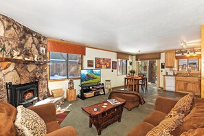 TV, fireplace - Snowcrest Cottage By Destination Big Bear: Pet Friendly! Located in Fox Farm! Open concept! Spa! (Big Bear Lake)