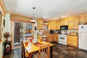 Kühlschrank, Mikrowelle, Ofen, Wasserkocher mit Kaffee-/Teezubehör