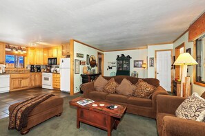 TV, fireplace - PET FRIENDLY! Located in Fox Farm! Open concept! HOT TUB! (Big Bear Lake)
