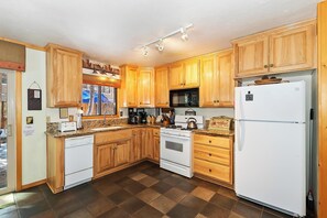 Fridge, microwave, oven, coffee/tea maker - Snowcrest Cottage By Destination Big Bear: Pet Friendly! Located in Fox Farm! Open concept! Spa! (Big Bear Lake)