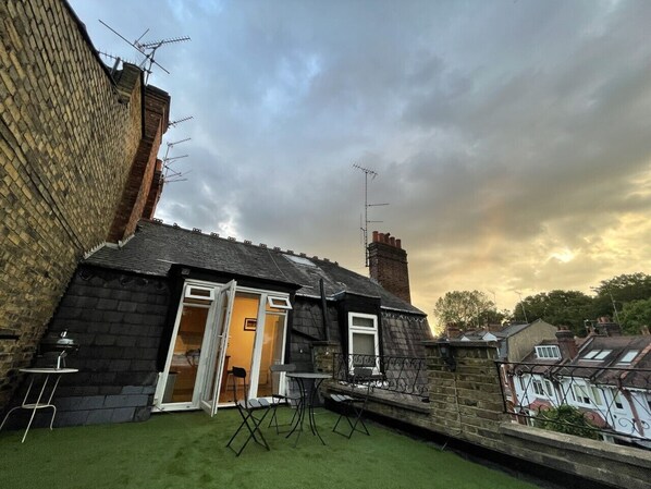 Property grounds - Spacious two bedroom flat in prestigious Highgate (London)