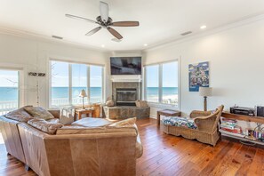 Smart TV, fireplace, DVD player, table football - Beachfront, Pool, Spa, Pet Friendly, Elevator, Decks, fire pit, Games! (Saint George Island)
