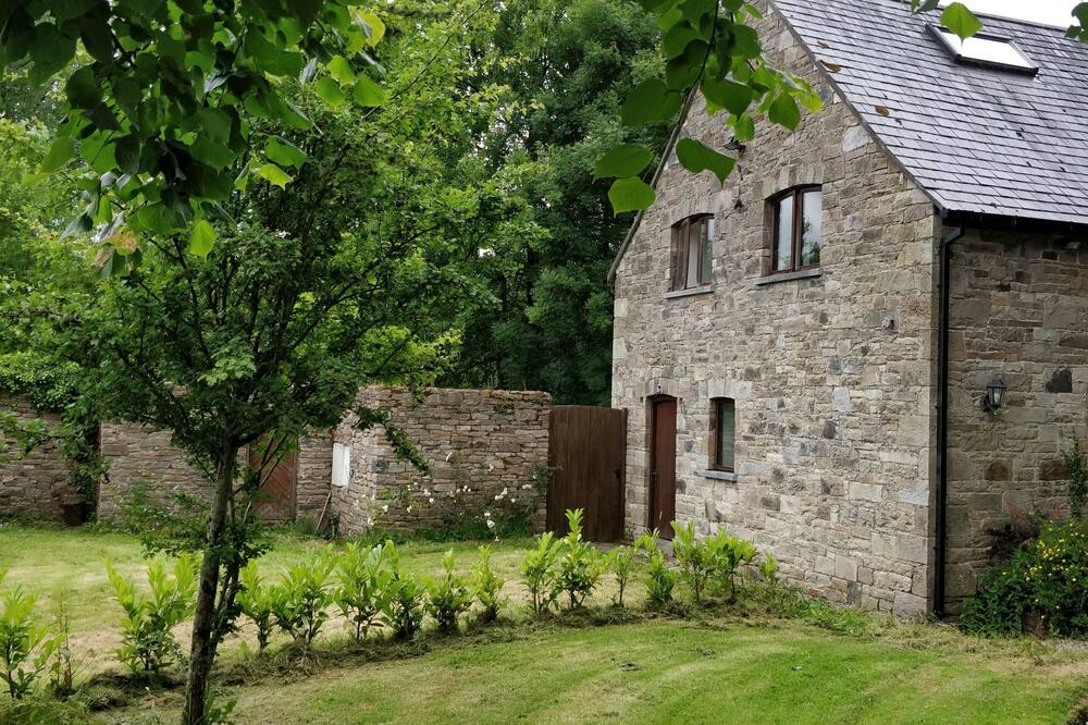 Cosy two bedroom lodge on the edge of Raheen Woods