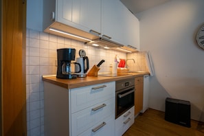 Kühlschrank, Mikrowelle, Ofen, Herdplatte