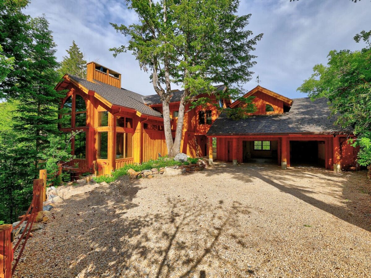 Deluxe • 7 en suite Bedrooms • Mountain Views • Sunny Decks • Gourmet Kitchen • 5 minutes to Sundance Resort