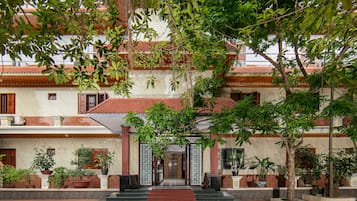 Vista frontal de la propiedad