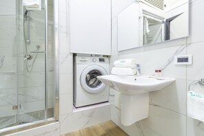 Ducha, secador de pelo, bidet, toallas