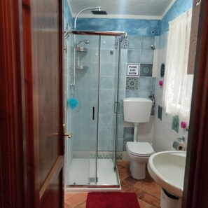 Dusche, Haartrockner, Handtücher, Toilettenpapier