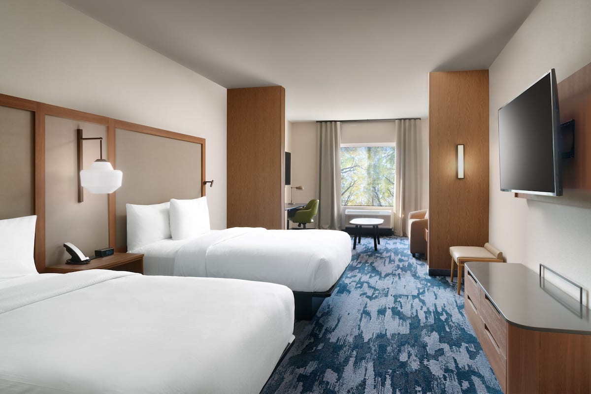 1 bedroom, hypo-allergenic bedding, desk, laptop workspace