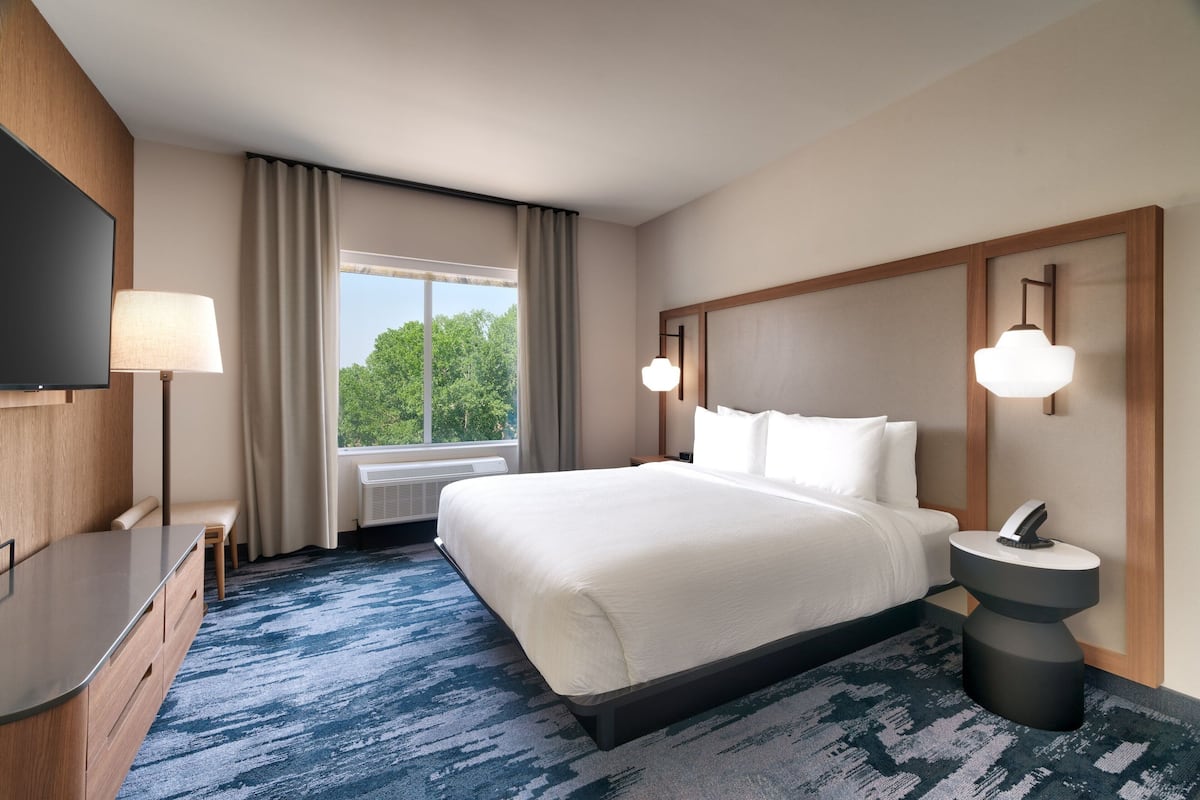 1 bedroom, hypo-allergenic bedding, desk, laptop workspace