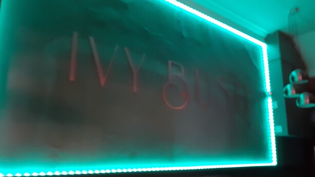 Eine Neonreklame mit der Aufschrift "MY BUS" in roten Buchstaben.