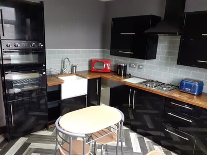 Inviting 3-bed Apartment in Swansea