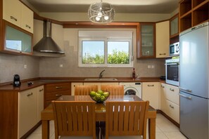 冰箱、微波炉、烤箱、炉灶