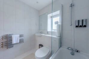 Departamento básico, varias camas | Baño | Regadera, toallas, jabón, shampoo