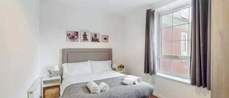 Basic Apartment, Multiple Beds | 2 bedrooms, iron/ironing board, bed sheets