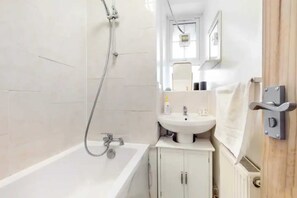 Basic-Apartment, Mehrere Betten | Badezimmer | Handtücher, Seife, Shampoo, Toilettenpapier