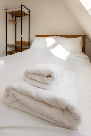 Basic Apartment, Multiple Beds | Bathroom amenities