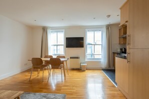 Basic Apartment, Multiple Beds | Dining