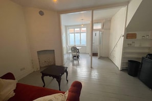 Basic Apartment, 1 King Bed | Living area