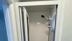 Basic Apartment, 1 King Bed | Bathroom | Shower, towels, soap, shampoo - Spacious & Unique 1BD Flat - Bethnal Green (London)