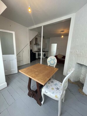 Basic Apartment, 1 King Bed | Dining