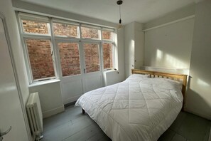 Apartamento básico, 1 cama King | 1 quarto, roupa de cama
