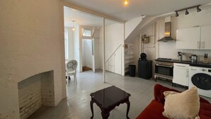 Basic Apartment, 1 King Bed | Private kitchen | Fridge, oven, stovetop, electric kettle - Spacious & Unique 1BD Flat - Bethnal Green (London)