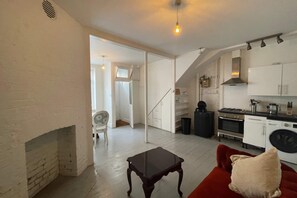 Basic Apartment, 1 King Bed | Private kitchen - Spacious & Unique 1BD Flat - Bethnal Green (London)