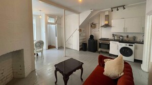 Basic Apartment, 1 King Bed | Private kitchen | Fridge, oven, stovetop, electric kettle - Spacious & Unique 1BD Flat - Bethnal Green (London)