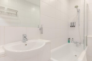 Basic Apartment, 1 Double Bed with Sofa bed | Bathroom - Bright and Spacious 1BD Flat - Camden (London)