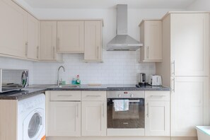 Basic-Apartment, 1 Doppelbett und Schlafsofa | Eigene Küche | Kühlschrank, Mikrowelle, Ofen, Herdplatte