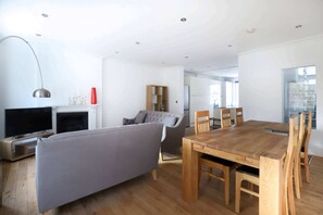Basic Apartment, Multiple Beds | Dining - Luxury 2BD Split-level Penthouse - Pimlico (London)