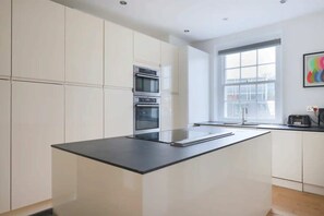 Basic Apartment, Multiple Beds | Private kitchen | Fridge, oven, stovetop, dishwasher - Luxury 2BD Split-level Penthouse - Pimlico (London)