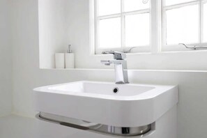 Basic Apartment, Multiple Beds | Bathroom | Towels, soap, shampoo, toilet paper - Luxury 2BD Split-level Penthouse - Pimlico (London)