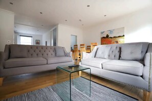 Departamento básico, varias camas | Área de sala de estar | Televisión