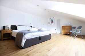 2 habitaciones, tabla de planchar con plancha y ropa de cama