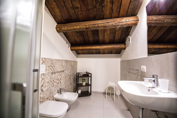Suite studio supérieure | Salle de bain | Douche, douche cascade, articles de toilette (gratuits)