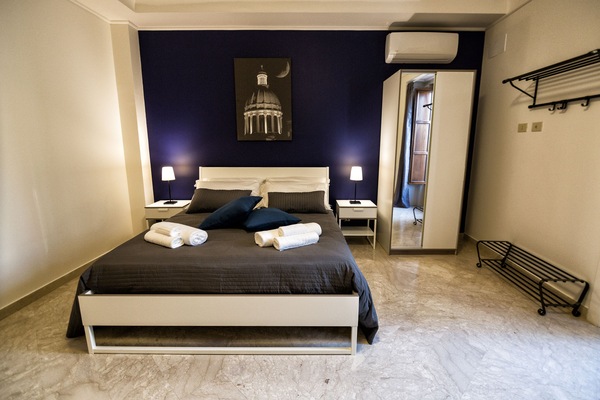 Quadrupla Superior | Una scrivania, Wi-Fi gratuito, lenzuola