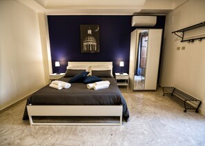 Chambre quadruple supérieure | Bureau, accès au Wi-Fi (inclus), literie fournie