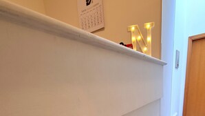 Una recepción con el nombre 'Nirja' y un letrero que dice 'acogida sucia'.